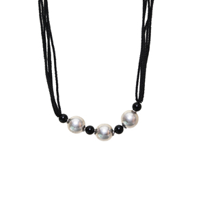 Collier en perles noires naturelles et boules argentées pour femmes, bijoux fins faits à la main, à la mode, traditionnels et minimalistes - Product Image 1