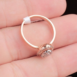 Vente en gros de bague halo en or rose massif 14 carats à deux tons avec grappe de diamants, Memoria Jewels - Product Image 6