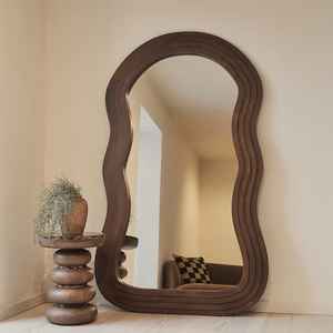 Miroir sur pied pleine longueur à cadre sculptural incurvé, style shabby chic, fait main, en bois organique, à tons sombres - Product Image 1