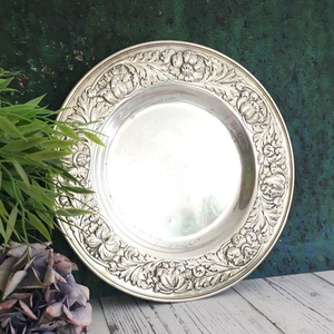Plato de metal resistente y duradero con patrones artísticos grabados, perfecto para catering de alta calidad y uso doméstico. - Product Image 5