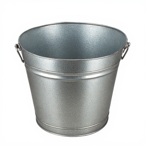 Jardinière en fer forgé artisanale contemporaine, conçue pour la présentation décorative des plantes, avec une construction robuste et un aspect élégant. - Product Image 1