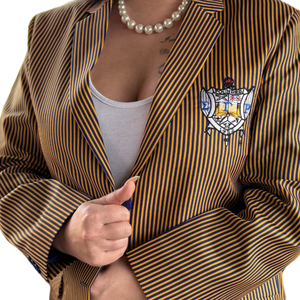 เสื้อเบลเซอร์ลายทางสำหรับผู้หญิง SGRHO สีน้ำเงินทอง ปักตราสัญลักษณ์ชมรม Sigma Gamma Rho ของประเทศกรีซ เหมาะสำหรับงานทางการและธุรกิจ ขายส่ง - Product Image 2