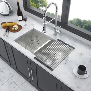 Lavello da Cucina Sottopiano a Doppia Vasca (50/50) in Acciaio Inossidabile Calibro 16, 32 x 18 x 9 Pollici, Profondità 9 Pollici, con Rubinetti - Product Image 1