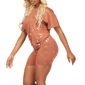 Conjunto de camiseta y pantalones cortos de estilo urbano para mujer, talla grande, para verano, fitness, con logo personalizado - Product Image 2