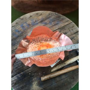 Plateau de service en cuivre martelé fait main - Plateau décoratif en métal à bord festonné pour la décoration de la maison de luxe et les centres de table de mariage - Product Image 1