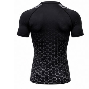 Camiseta de compresión cómoda de manga larga con tela que absorbe el sudor, que ayuda a los atletas a mantenerse concentrados y energizados. - Product Image 2