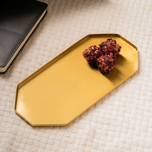 Magnifique plateau de service hexagonal doré avec une finition mate lisse et un motif floral gravé au centre pour le service - Product Image 2