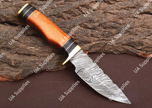 Couteau de chasse Skinner Damas sur mesure OEM ODM, ultra-affûté, avec manche en résine époxy de qualité supérieure, garde en laiton et étui en cuir - Product Image 2