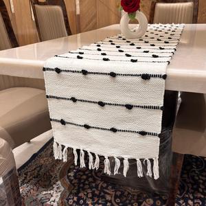 Camino de Mesa Bohemio Ecológico Hecho a Mano de Algodón con Pompones Negros y Borlas para Decoración del Hogar - Product Image 5