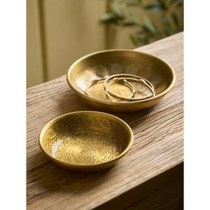 Plateau à bijoux rond en métal doré gravé de motifs floraux, style vintage, pour bagues et bibelots - Product Image 1