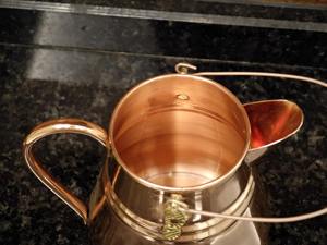 เหยือกทองแดงเคลือบผิวทนทาน เหมาะสำหรับการเสิร์ฟน้ำในครัวประจำวันและการรับประทานอาหารในครอบครัว ผลิตด้วยมือจากอินเดีย - Product Image 6