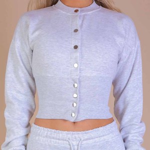 Ensemble 2 pièces personnalisé pour femme : Crop top gris clair boutonné et pantalon de survêtement large – Vente en gros usine - Product Image 2