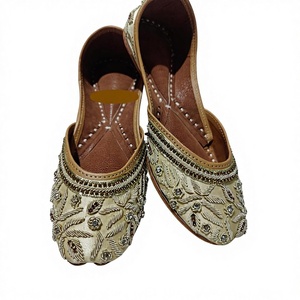 Zapatos de Mujer Hechos a Mano en Uttar, de Cuero Genuino, Impermeables, Tradicionales, con Bordado Rajasthani, Elegantes y a la Moda - Product Image 4