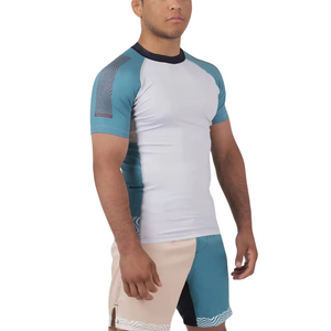 Rashguard Unisexe à Manches Courtes Raglan pour MMA et BJJ, Conception Personnalisée OEM, Respirant, Logo, 100% Polyester, Anti-bactérien, Séchage Rapide - Product Image 5