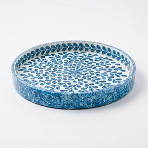 Plateau rond en nacre, motif floral bleu, plateau décoratif en bois laqué pour table basse, plateau de service incrusté de nacre - Product Image 1