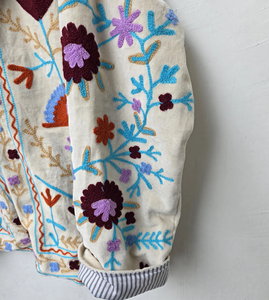 Veste élégante en velours tricoté respirant, brodée à la main style Suzani, avec broderie complexe au point de chaînette, en coton rayé sophistiqué - Product Image 5