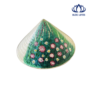 Gourde sculptée vietnamienne traditionnelle de haute qualité Non La |   Cadeau culturel écologique et accessoire photo - Product Image 1