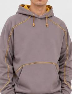 เสื้อฮู้ดสีเทาสำหรับผู้ชาย ทรงโอเวอร์ไซส์ ผ้าเฟรนช์เทอร์รี่ สวมใส่สบายๆ สำหรับฤดูใบไม้ร่วง ดีไซน์กระเป๋าแต่งขอบสีเหลือง - Product Image 2