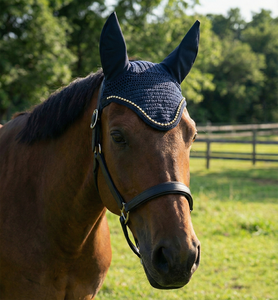 Voile anti-mouches pour cheval en crochet bleu marine avec garniture en strass dorés, protège-oreilles doux et confortables de haute qualité, bonnet équestre fait main pour l'équitation - Product Image 2