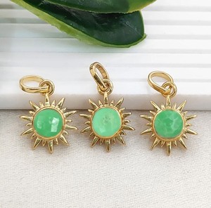Dijes de crisoprasa Sunburst de 6 mm con forma redonda - Colgante redondo con engaste chapado en oro - Dijes de piedras preciosas hechos a mano - Product Image 1