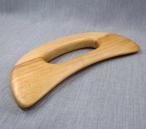 Masseur facial Gua Sha en bois rustique écologique avec artisanat en bois d'acacia massif pour la relaxation musculaire - Cadeau du Nouvel An - Product Image 3