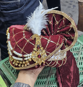 ผ้าโพกหัวเจ้าบ่าวกำมะหยี่สีแดงเลือดหมูสุดหรู พร้อมงานปักดิ้นทองแบบซาร์ดอซี สำหรับงานแต่งงานแบบอินเดียดั้งเดิม สไตล์มหาราชา ซาฟาสำหรับเจ้าบ่าว - Product Image 1