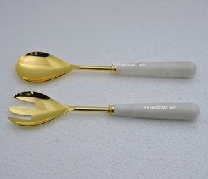 Nouvel ensemble élégant de deux cuillères à salade en acier inoxydable avec poignées en résine – Ustensiles de service pour cuisine et salle à manger - Product Image 4