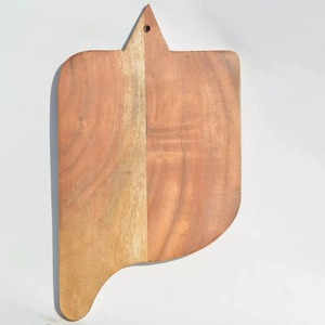 Tabla de Cortar de Madera Rectangular con Incrustaciones de Resina Verde Multicolor, Diseño Antideslizante, Empaque Individual - Product Image 4