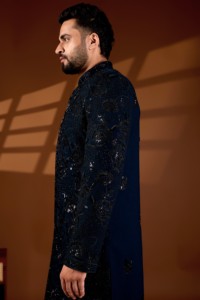 Traje de novio estilo Indo-Occidental Sherwani de mezcla de seda con cuentas azules prusianas y motivos florales. - Product Image 5