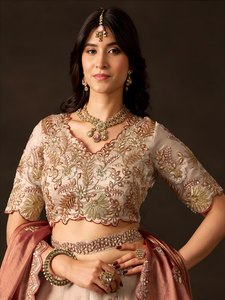 Conjunto de Lehenga Choli Reversible Largo hasta el Suelo con Bordado Floral Beige y Dupatta Rosa, Traje de Seda para Bodas para Mujer - Product Image 3