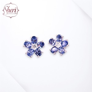 Pendientes de tuerca con engaste de garra de diamante y tanzanita en forma de flor simple de oro blanco macizo de 18 quilates para mujer de Sheri Jewels, regalo de aniversario - Product Image 1