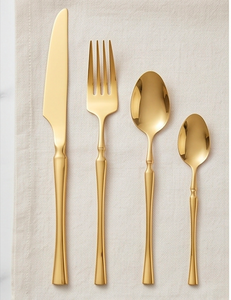 Ensemble d'argenterie dorée avec couteau, fourchette et cuillères, finition miroir haute brillance, design glamour, compatible lave-vaisselle, ustensiles en métal pour usage domestique - Product Image 1