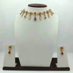 Ensemble de collier élégant en argent et or avec pierres rouges et boucles d'oreilles assorties pour les occasions spéciales - Product Image 1