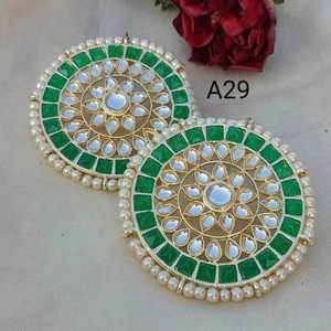 Boucles d'oreilles en plaqué or avec pierres Kundan vertes et perles Accessoire raffiné pour femmes, mariage et festival. - Product Image 1