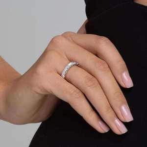 Anillo de Eternidad con Diamantes Cultivados en Laboratorio Lunentia East West Radiant U Prong, Certificado por IGI - Product Image 1