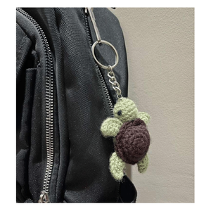 Porte-clés animaux en crochet faits main, mini jouets en peluche doux en laine tricotée pour cadeaux de Noël et d'anniversaire - Product Image 1