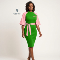Alpha |   Kapa |   Robe moulante mi-longue Alpha pour femme, vert et rose contrastés, avec manches cape, détails boutonnés et ceinture ajustée à la taille
