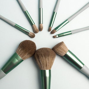 Ensemble de 9 pinceaux de maquillage vert clair, poils synthétiques doux pour le fond de teint et les fards à paupières, avec étui de voyage - Product Image 2