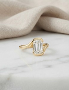 Bague de fiançailles et de mariage en or massif 14 carats avec diamant taille émeraude certifié IGI de 2 carats, sertissage clos, bijoux de mariée personnalisés, joaillerie fine - Product Image 2