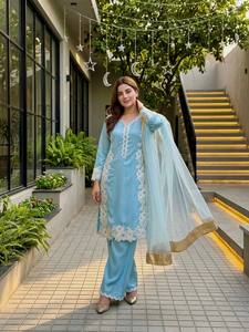 Ensemble élégant de kurta et pantalon droit pour femmes avec dupatta brodée, tenue ethnique haut de gamme, idéal pour les fêtes et les occasions traditionnelles - Product Image 5