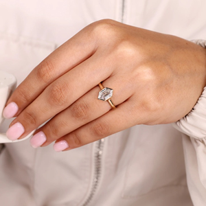 Bague de fiançailles et de mariage en diamant hexagonal taille étagée de 1,50 carat, cultivé en laboratoire, sertie en cathédrale, bijoux en or 14 carats - Product Image 6