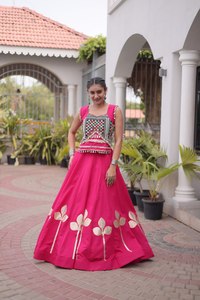 Elegante Conjunto de Lehenga de Seda Romana Completamente Cosido con Bordado Pan Patti Gota y Top de Encaje con Espejos de Diseño - Product Image 1