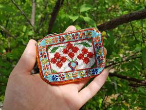 Porte-monnaie vintage perlé : Pochette artisanale à motifs floraux en perles - Product Image 4