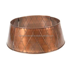 Collier d'arbre tissé en métal doré la touche finale à votre noël moderne avec ce collier d'arbre tissé en métal il évasera légèrement - Product Image 2