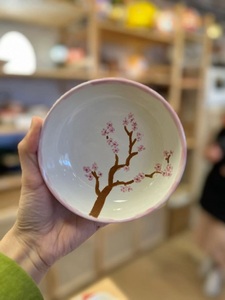 Bol en céramique haut de gamme à motif de fleurs de cerisier, finition lisse et émaillée, design artisanal artistique pour un service de table élégant - Product Image 2