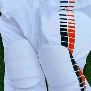 Uniforme de football américain imprimé par sublimation sur toute la surface avec tissu extensible quadridirectionnel, col en V, manches courtes, rembourré - Product Image 2