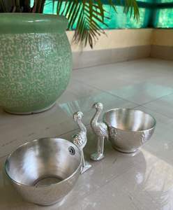 Juego de 2 Cuencos de Cristal Flamingo de Plata Alemana Hechos a Mano Colección Royal Look Aarna - Ideales para Bodas, Diwali y Eventos Corporativos - Product Image 5
