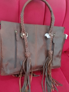 Sac bandoulière unisexe de luxe en cuir de vachette occidental, motif floral solitaire gravé à la main, étanche et antivol, en stock - Product Image 4