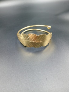Bracelet manchette en or plaqué or Amaira Jewels, design minimaliste classique, bijoux de luxe unisexe, bijoux de mariage pour femmes du Rajasthan - Product Image 3