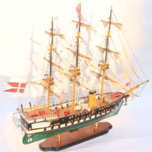 Modèle de navire danois en bois FREGATTEN JYLLAND - Décoration nautique peinte à la main, autoportante - Product Image 6